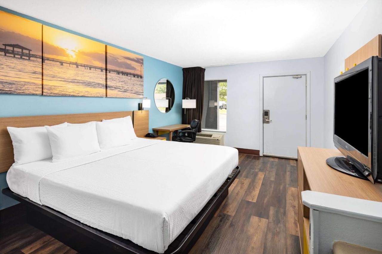Days Inn By Wyndham Pensacola I-10 Ferry Pass Exteriör bild
